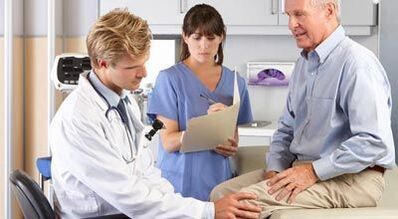 Bệnh nhân bị viêm khớp khi kiểm tra chỉnh hình