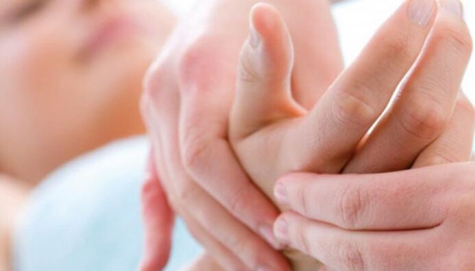 các khớp ngón tay của tôi bị đau
