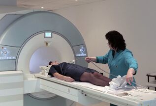 Chụp MRI cột sống để xác định nguyên nhân gây đau lưng dưới
