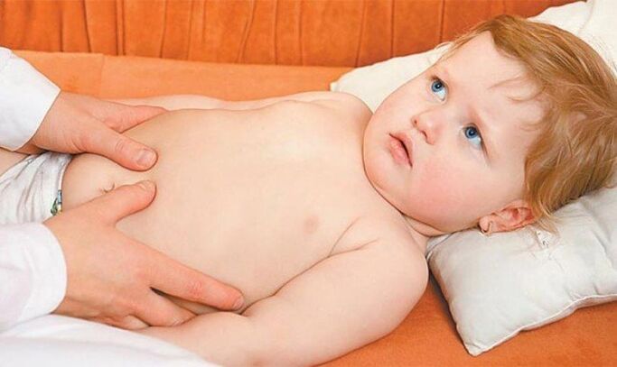 Cháu bé lo lắng về việc đau nhức khớp háng do bệnh bại liệt. 